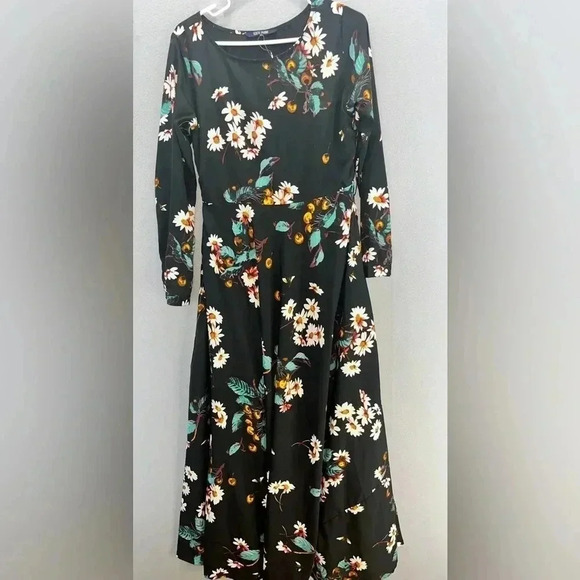 Tokyo Talkies Maxi, long sleeve, side zip, pockets, floral print on black - Picture 3 of 9